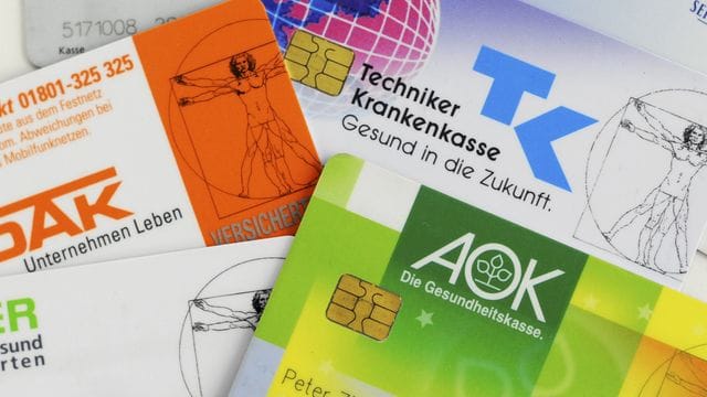 Konzept der Bürgerversicherung: Alle Bürger zahlen einen bestimmten Anteil ihres Einkommens in eine gesetzliche Krankenversicherung und haben Anspruch auf dieselben Leistungen. Konzept der Bürgerversicherung: Alle Bürger zahlen einen bestimmten Anteil ihres Einkommens in eine gesetzliche Krankenversicherung und haben Anspruch auf dieselben Leistungen.