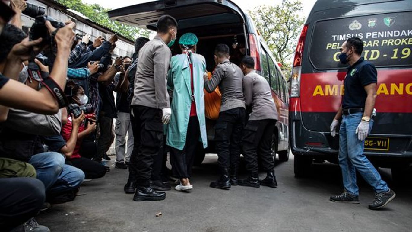 Bei einem Brand in einem Gefängnis in der Nähe der indonesischen Hauptstadt Jakarta sind mehrere Häftlinge ums Leben gekommen.