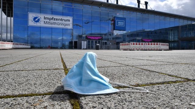 Eine Maske liegt vor dem Impfzentrum in der Messe Erfurt.