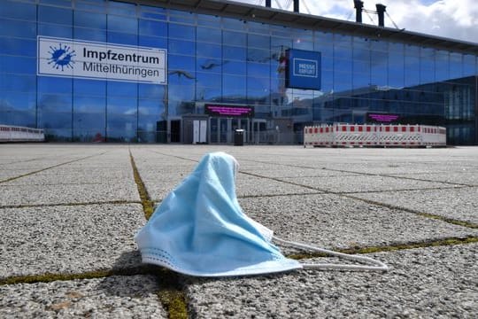 Eine Maske liegt vor dem Impfzentrum in der Messe Erfurt.