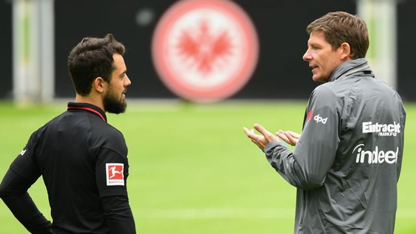 Eintracht-Trainer Oliver Glasner (r) im Gespräch mit Amin Younes.
