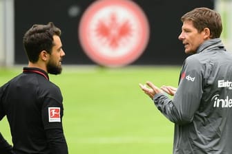 Eintracht-Trainer Oliver Glasner (r) im Gespräch mit Amin Younes.