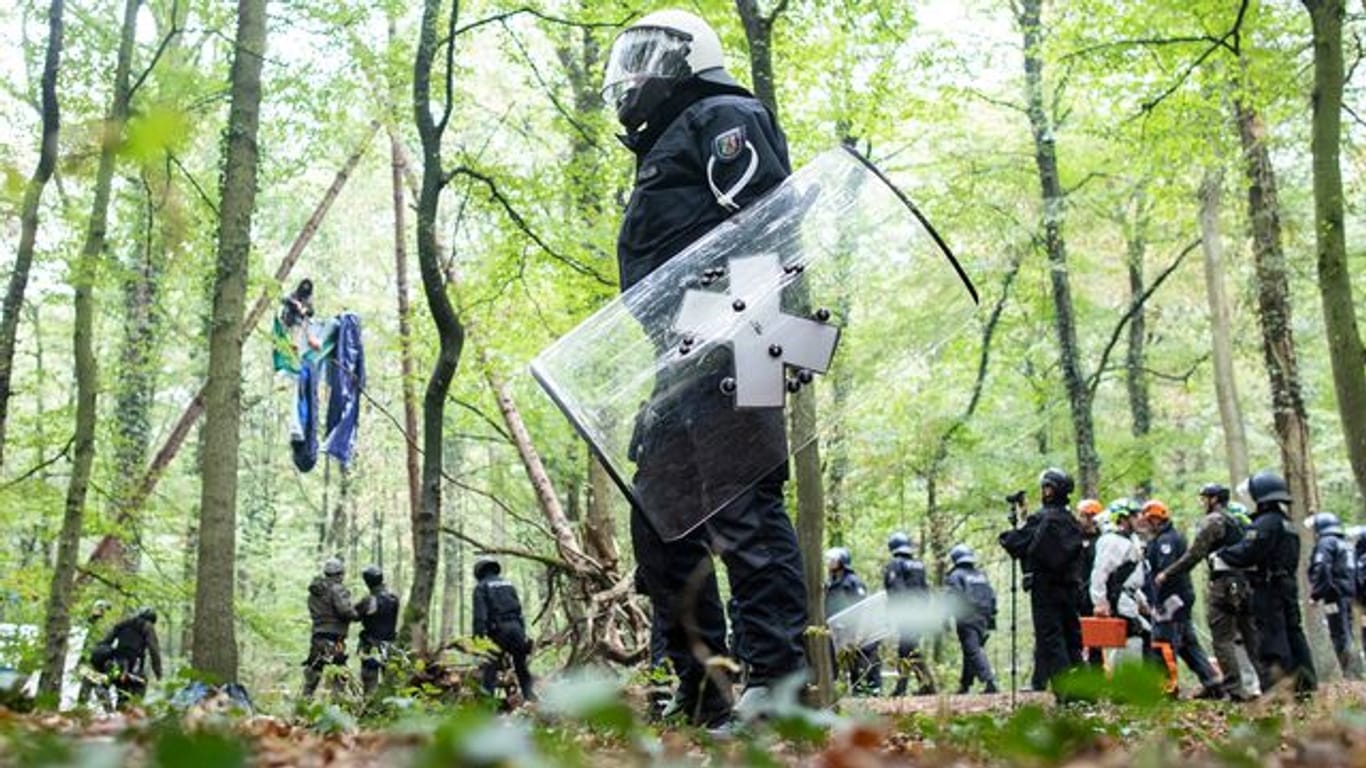 Polizisten stehen im September 2018 vor einer Barrikade im Hambacher Forst, in der sich eine Aktivistin festgebunden hat.