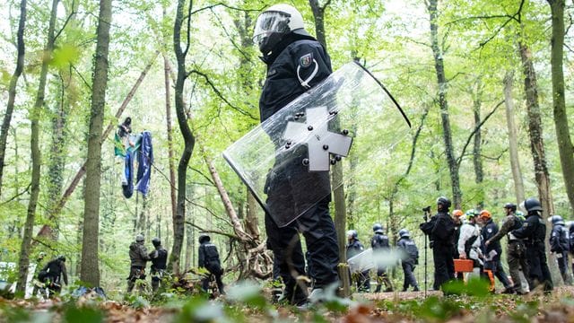 Polizisten stehen im September 2018 vor einer Barrikade im Hambacher Forst, in der sich eine Aktivistin festgebunden hat. Polizisten stehen im September 2018 vor einer Barrikade im Hambacher Forst, in der sich eine Aktivistin festgebunden hat.