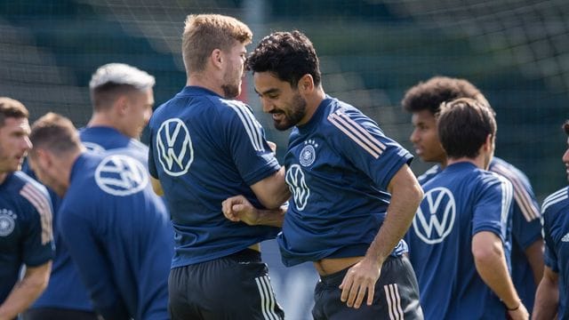Ilkay Gündogan (M) wird gegen Island von Beginn an spielen.
