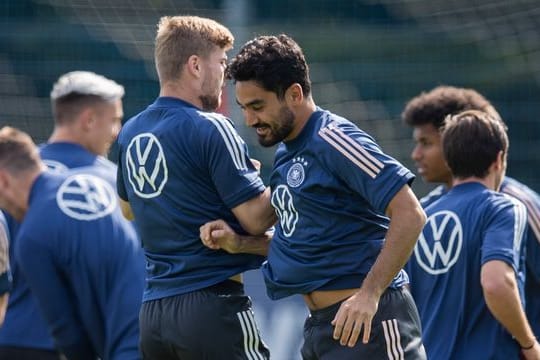Ilkay Gündogan (M) wird gegen Island von Beginn an spielen.