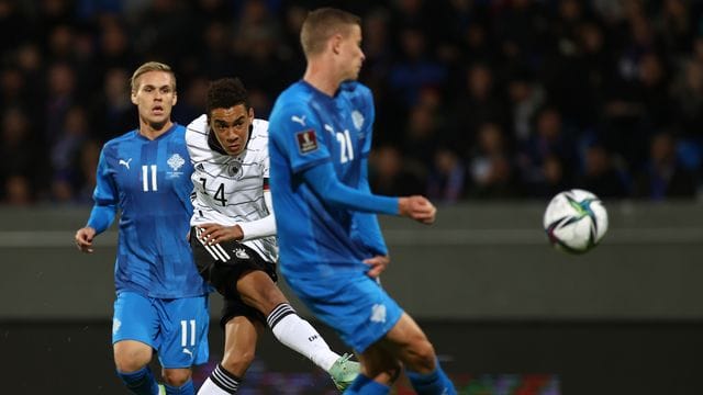 Nationalspieler Jamal Musiala (M) schießt auf das isländische Tor. Nationalspieler Jamal Musiala (M) schießt auf das isländische Tor.