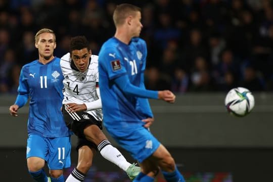 Nationalspieler Jamal Musiala (M) schießt auf das isländische Tor.