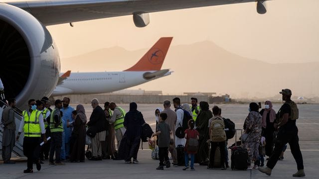Doppelstaatler, deren Ausreise erlaubt wurde, besteigen in Kabul ein Flugzeug der Fluggesellschaft Qatar Airways. Doppelstaatler, deren Ausreise erlaubt wurde, besteigen in Kabul ein Flugzeug der Fluggesellschaft Qatar Airways.