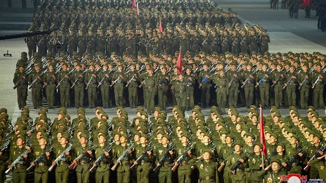 Nordkoreanische Soldaten auf dem Kim-Il-Sung-Platz während der Feierlichkeiten zum 73.