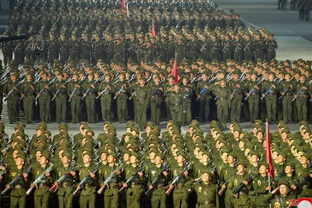 Nordkoreanische Soldaten auf dem Kim-Il-Sung-Platz während der Feierlichkeiten zum 73.