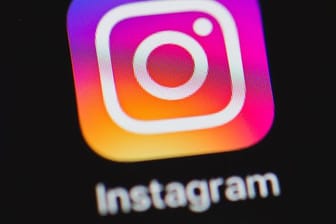 Viele Promis nutzen auf Instagram sogenannte Tap Tags, über die man direkt auf einen Firmen-Account weitergeleitet wird.