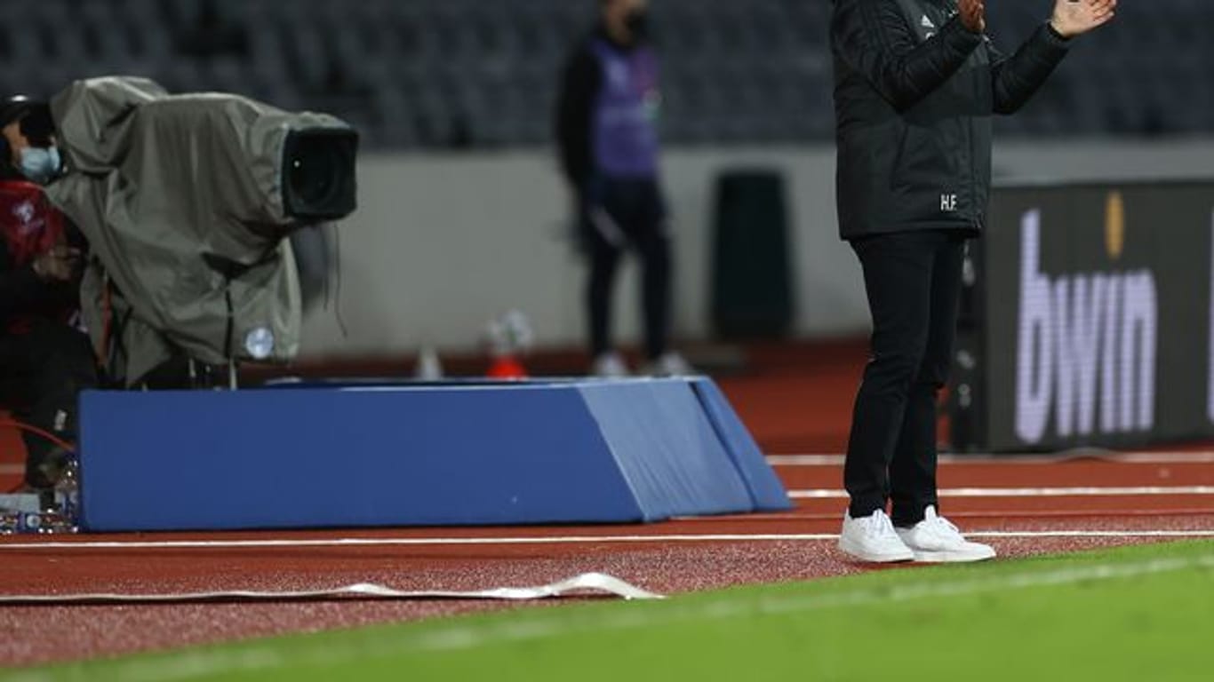 Bundestrainer Hansi Flick trieb seine Mannschaft in Island an.