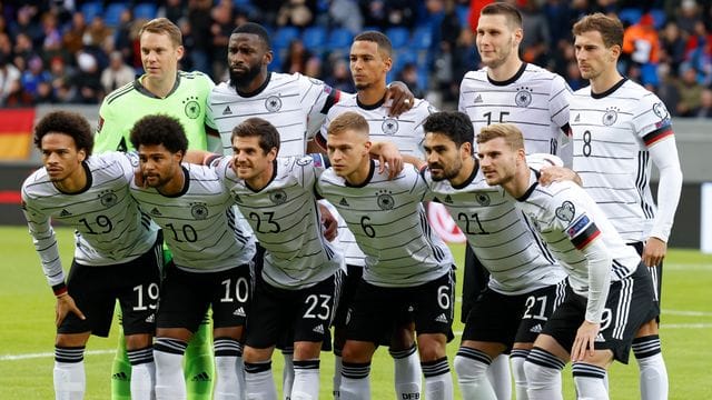 Ein Teil der deutschen Nationalspieler musste auf der Rückreise einen Stopp einlegen. Ein Teil der deutschen Nationalspieler musste auf der Rückreise einen Stopp einlegen.