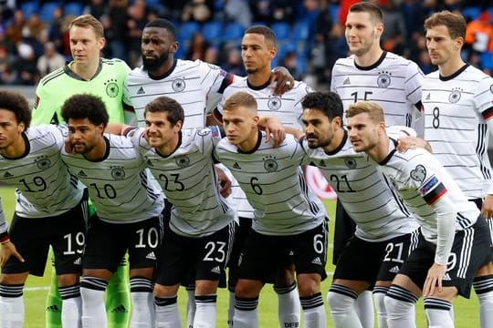 Ein Teil der deutschen Nationalspieler musste auf der Rückreise einen Stopp einlegen.