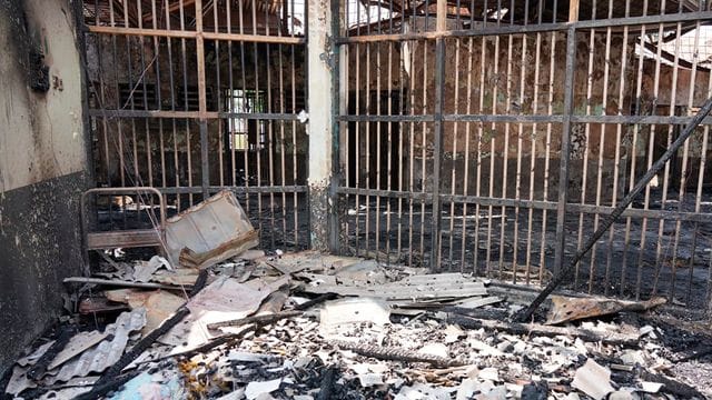 Blick in eine der ausgebrannten Zellen des Tangerang-Gefängnisses. Blick in eine der ausgebrannten Zellen des Tangerang-Gefängnisses.