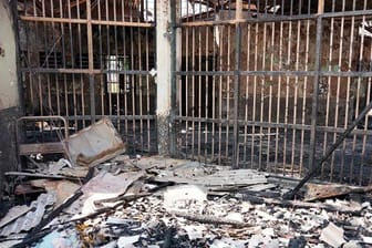 Blick in eine der ausgebrannten Zellen des Tangerang-Gefängnisses.