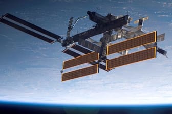 Die Internationale Raumstation ISS mit der Erde im Hintergrund.