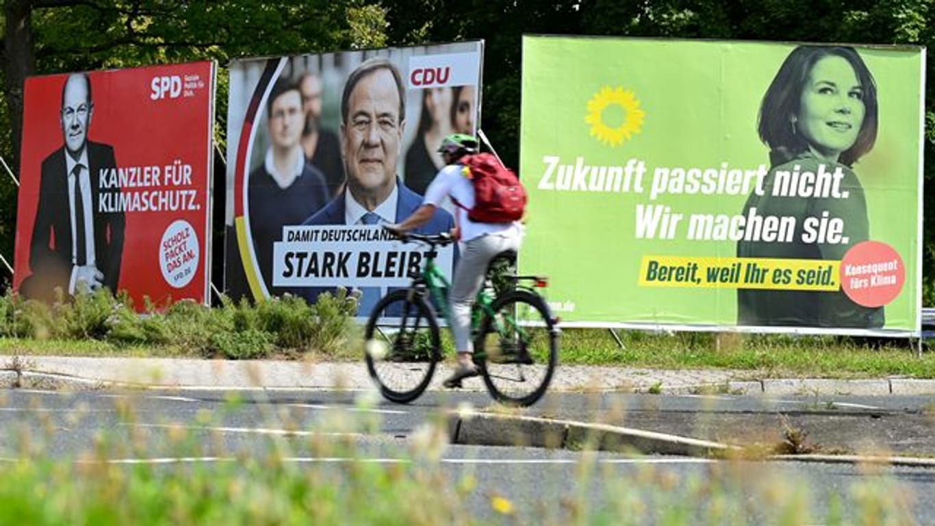 Wahlplakate von SPD, CDU und Grünen in Frankfurt am Main.