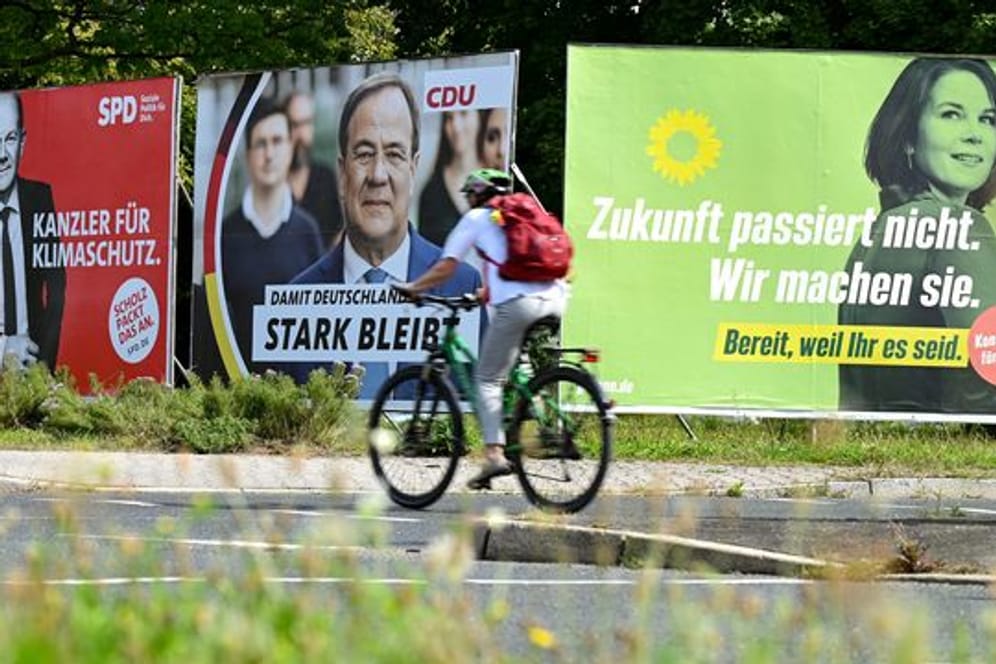Wahlplakate von SPD, CDU und Grünen in Frankfurt am Main.