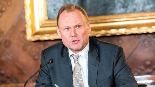 Hamburgs Innensenator Andy Grote bei einer Pressekonferenz im Rathaus der Hansestadt (Archivbild).