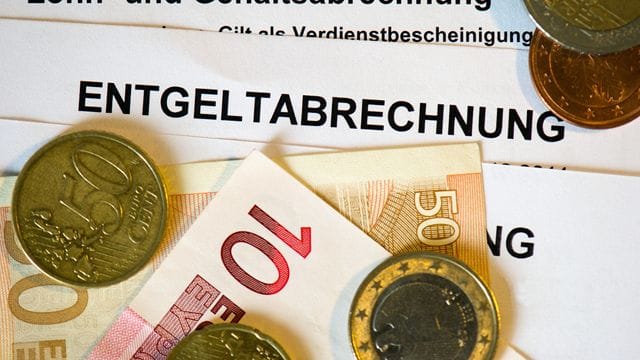 Mehr als die Hälfte der Deutschen hat Angst vor höheren Steuern oder Leistungskürzungen. Mehr als die Hälfte der Deutschen hat Angst vor höheren Steuern oder Leistungskürzungen.
