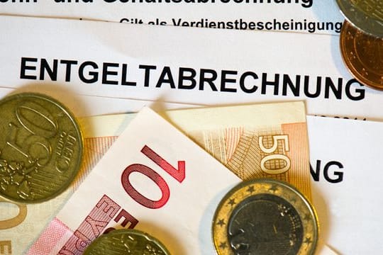 Mehr als die Hälfte der Deutschen hat Angst vor höheren Steuern oder Leistungskürzungen.