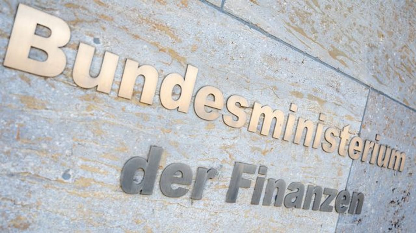 Der Schriftzug "Bundesministerium der Finanzen" an der Front des Bundesfinanzministeriums in Berlin.