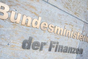 Der Schriftzug "Bundesministerium der Finanzen" an der Front des Bundesfinanzministeriums in Berlin.
