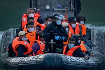 Nach einem Zwischenfall im Ärmelkanal bringen Grenzschutzbeamte Migranten in den Hafen von Dover.