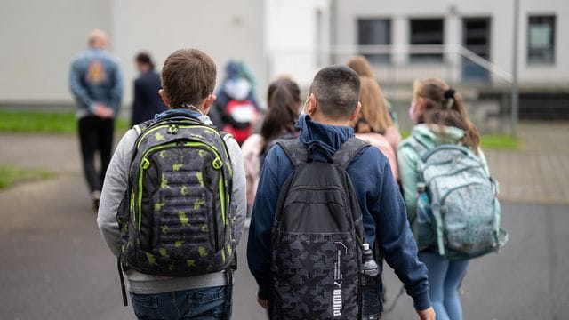 DGKJ-Präsident Dötsch: "Für die weitaus meisten Kinder sind die sekundären Krankheitsfolgen, nämlich die psychische Belastung durch Lockdown-Maßnahmen, ungleich belastender als die Erkrankung selbst. DGKJ-Präsident Dötsch: "Für die weitaus meisten Kinder sind die sekundären Krankheitsfolgen, nämlich die psychische Belastung durch Lockdown-Maßnahmen, ungleich belastender als die Erkrankung selbst.