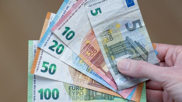 Sollten freiwillig Ungeimpfte im Fall einer Quarantäne weiter eine Lohnfortzahlung erhalten?. Sollten freiwillig Ungeimpfte im Fall einer Quarantäne weiter eine Lohnfortzahlung erhalten?.