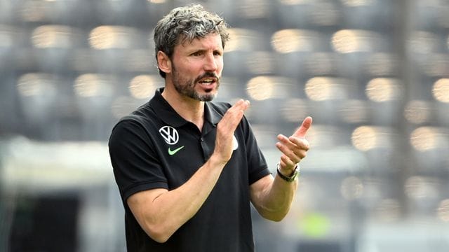 Steht mit Wolfsburg auf Platz eins der Bundesliga: VfL-Coach Mark van Bommel. Steht mit Wolfsburg auf Platz eins der Bundesliga: VfL-Coach Mark van Bommel.