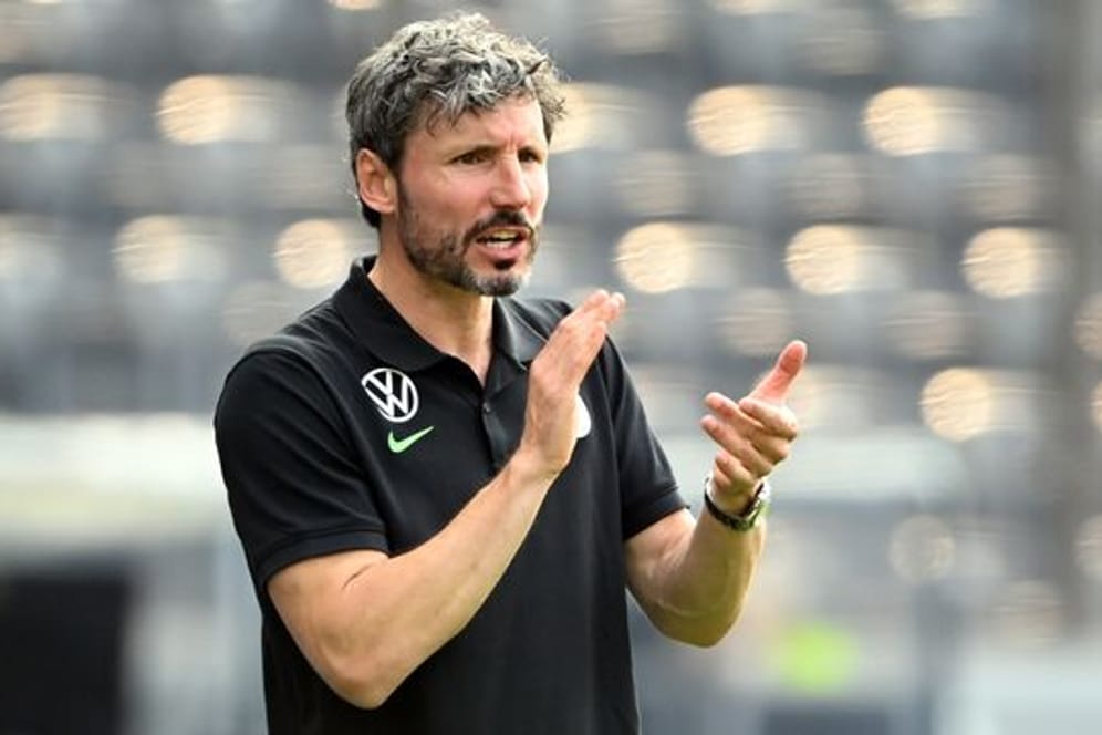 Steht mit Wolfsburg auf Platz eins der Bundesliga: VfL-Coach Mark van Bommel.