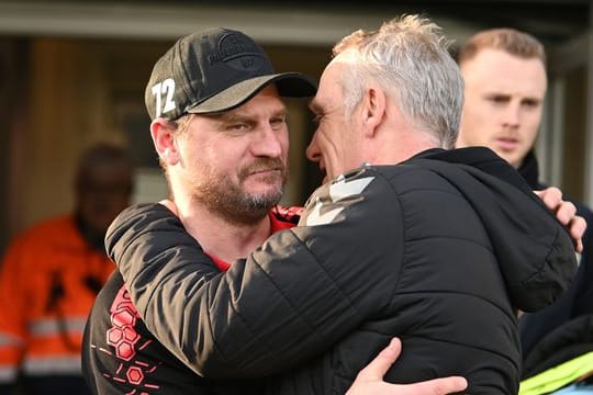 Treffen in Freiburg aufeinande: Köln-Coach Steffen Baumgart (l) und SC-Trainer Christian Streich.