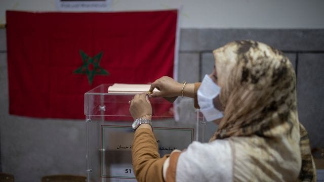 Eine Wahlhelferin wartet in einem Wahllokal auf die Ankunft von Wählern. Eine Wahlhelferin wartet in einem Wahllokal auf die Ankunft von Wählern.