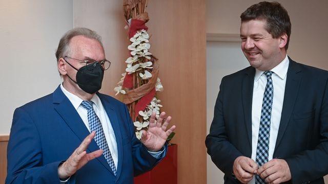Reiner Haseloff (CDU, links) und Sven Schulze unterhalten sich auf der Regionalkonferenz der CDU Sachsen-Anhalt.