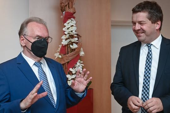 Reiner Haseloff (CDU, links) und Sven Schulze unterhalten sich auf der Regionalkonferenz der CDU Sachsen-Anhalt.