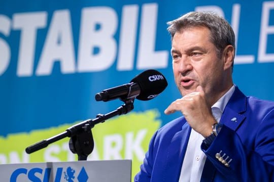 Markus Söder spricht während der CSU-Stadiontour im Max-Morlock-Stadion.