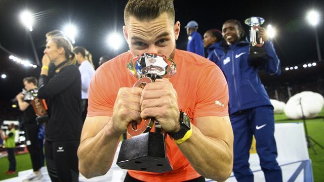 Johannes Vetter freut sich mit der Trophäe in der Hand über seinen Sieg.