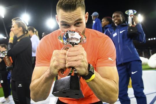 Johannes Vetter freut sich mit der Trophäe in der Hand über seinen Sieg.