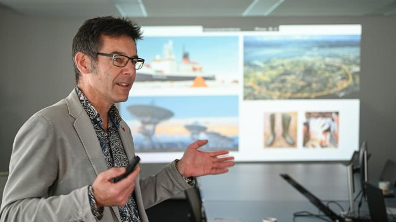 Martin Wikelski, Projektleiter von Icarus, spricht vor dem Start des Projektes im März 2020 in einem Konferenzraum.
