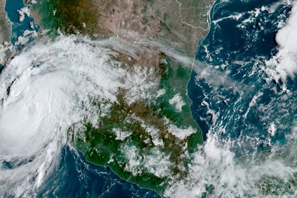 Der Sturm "Olaf" ist als Hurrikan der Stärke zwei in Mexiko auf Land getroffen.