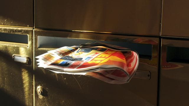 Wurfsendungen in einem Briefkasten.