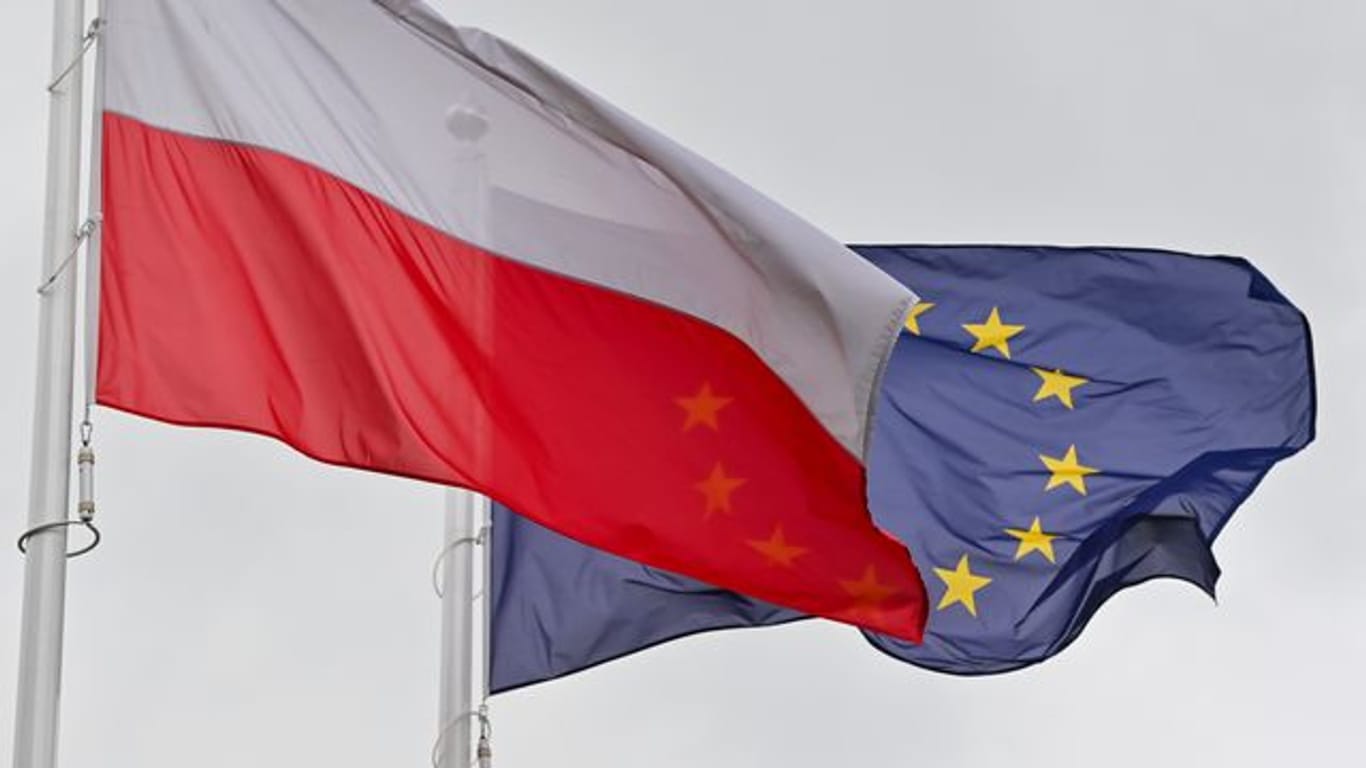 Die EU-Flagge hinter den Farben Polens.