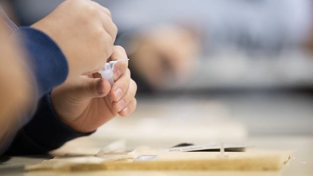 Ein Schüler macht vor der ersten Stunde an einer Schule einen Corona-Schnelltest.