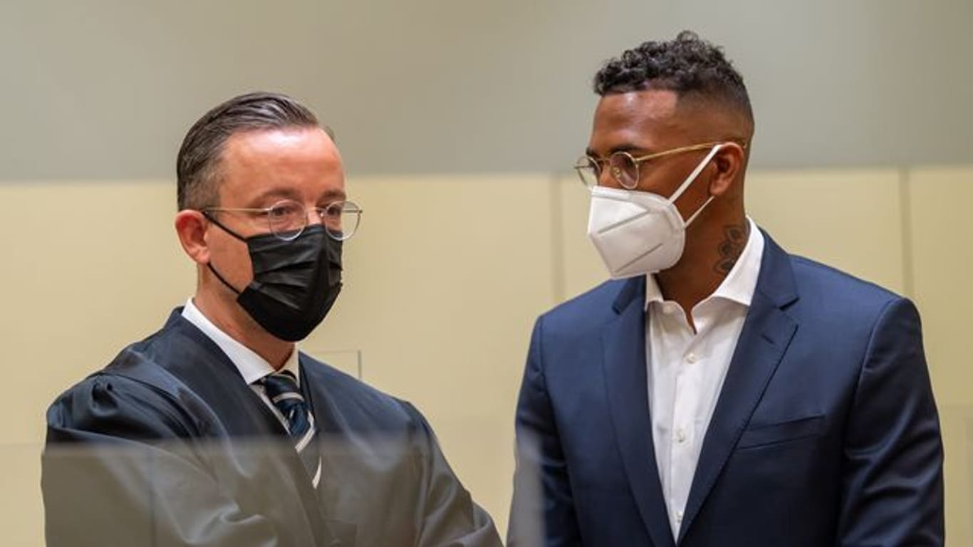Der Fußball-Profi und ehemalige Nationalspieler Jérôme Boateng (r) im Amtsgericht München mit seinem Anwalt Kai Walden.