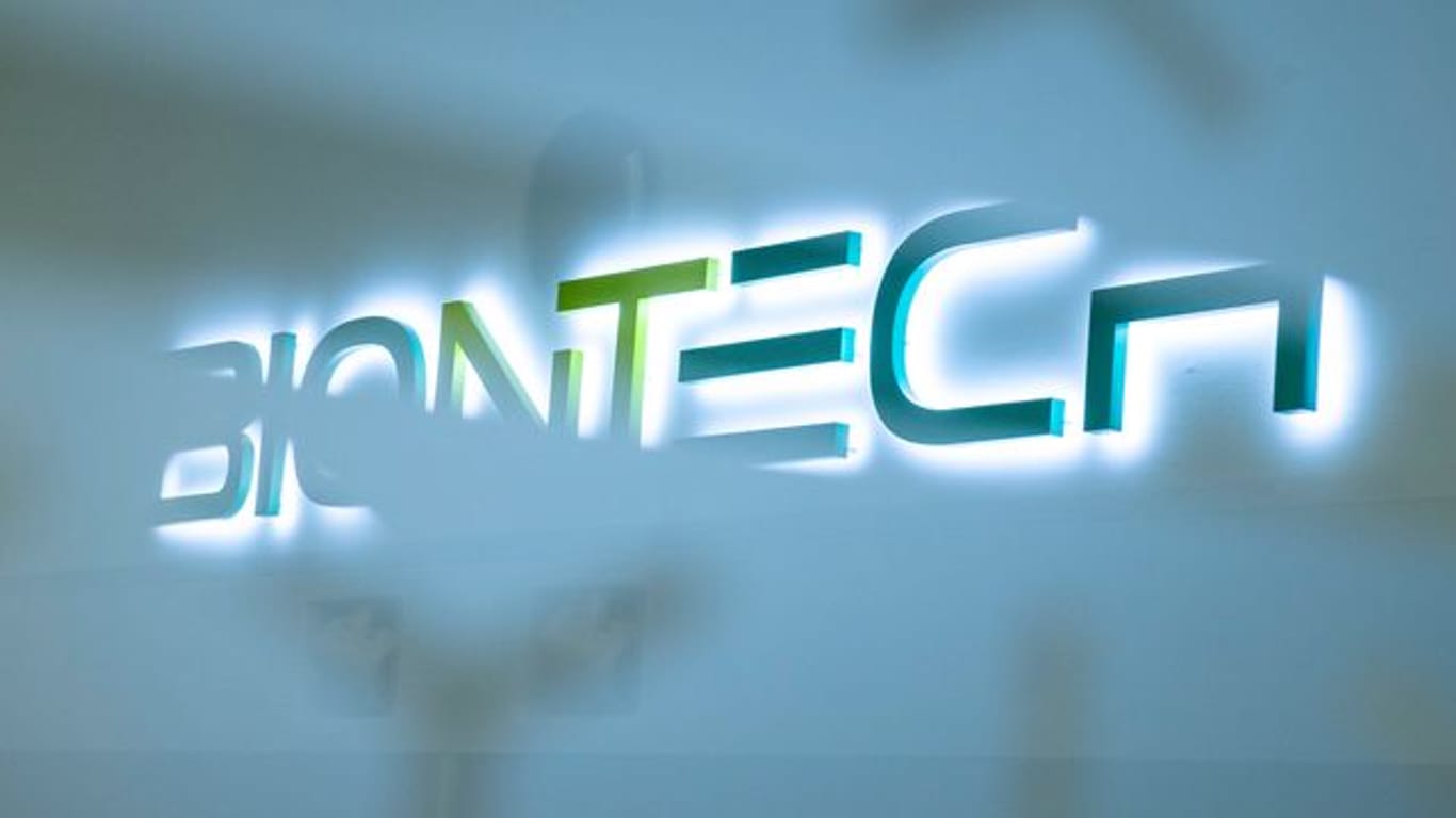 Das Logo der Firma Biontech am Produktionsstandort in Marburg.