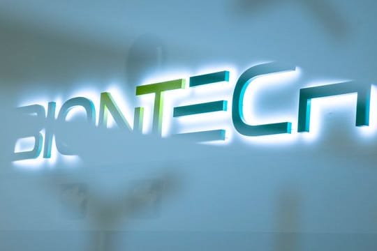 Das Logo der Firma Biontech am Produktionsstandort in Marburg.