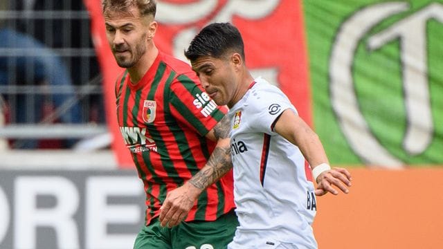 Exequiel Palacios (l) für Bayer Leverkusen in Aktion.